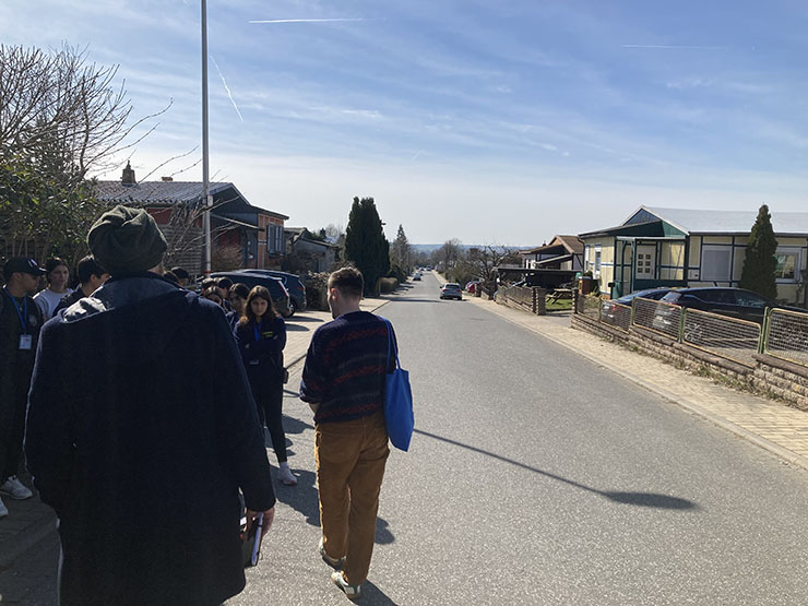 Schüler auf der ehemaligen Lagerstraße mit den Baracken, die noch heute bewohnt und genutzt werden.